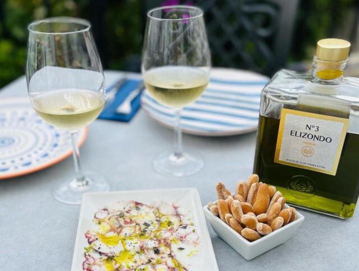 Mesa con carpaccio de pulpo