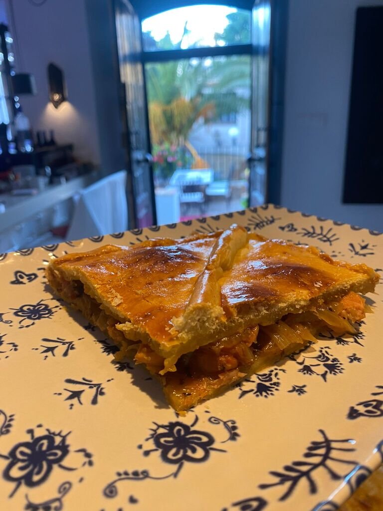 Plato con un trozo de empanada
