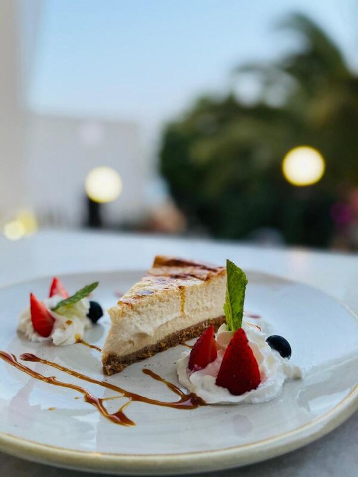 Plato con un trozo de tarta