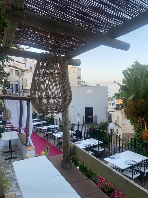 Vista lateral de la terraza del restaurante